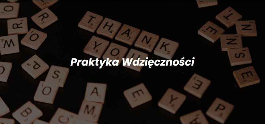 Praktyka wdzięczności. Literki do gry w scrabble ułożone w napis "thank you"